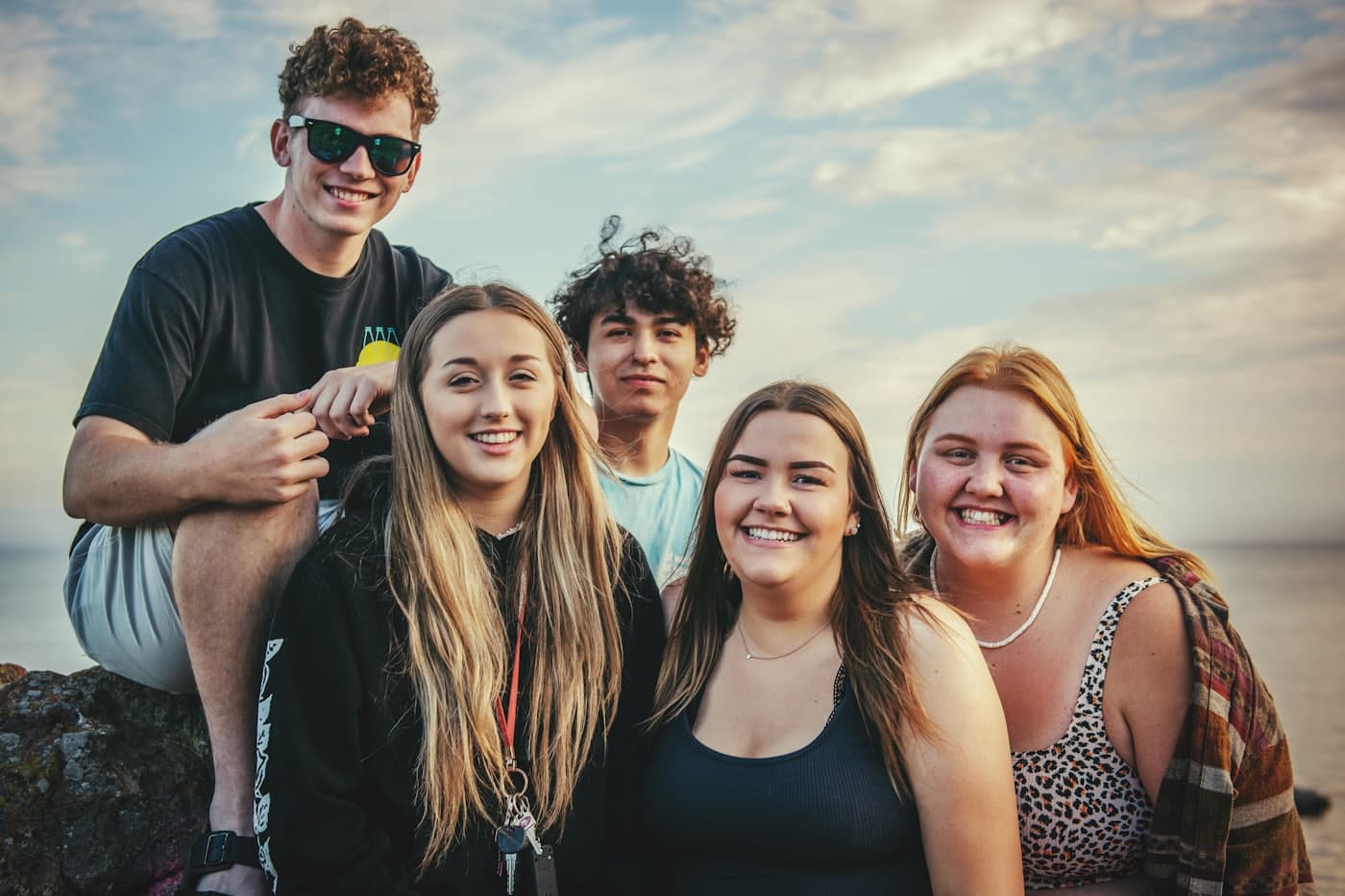 Adolescentes se abracando na chegada