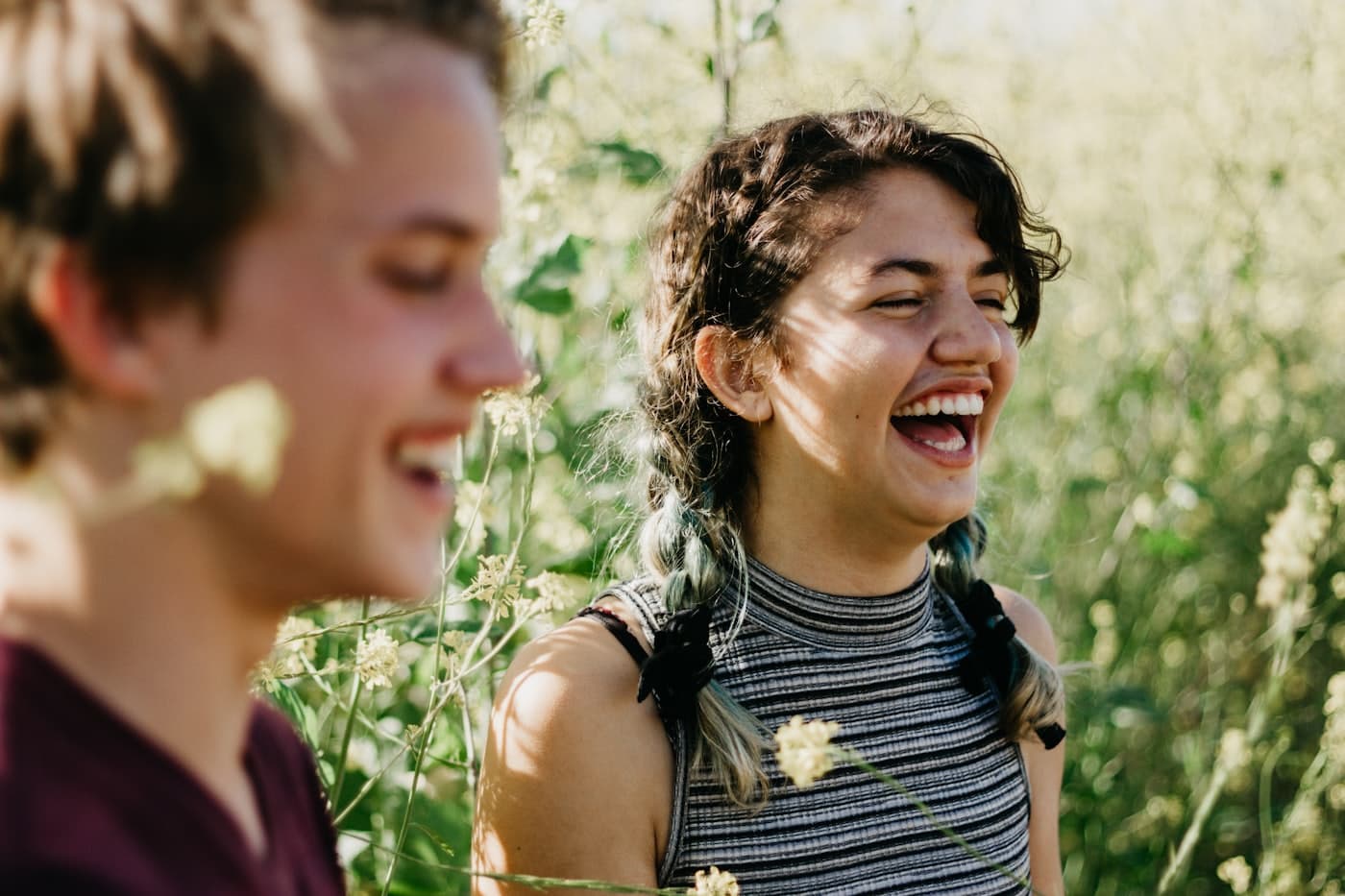 Um grupo de adolescentes rindo juntos