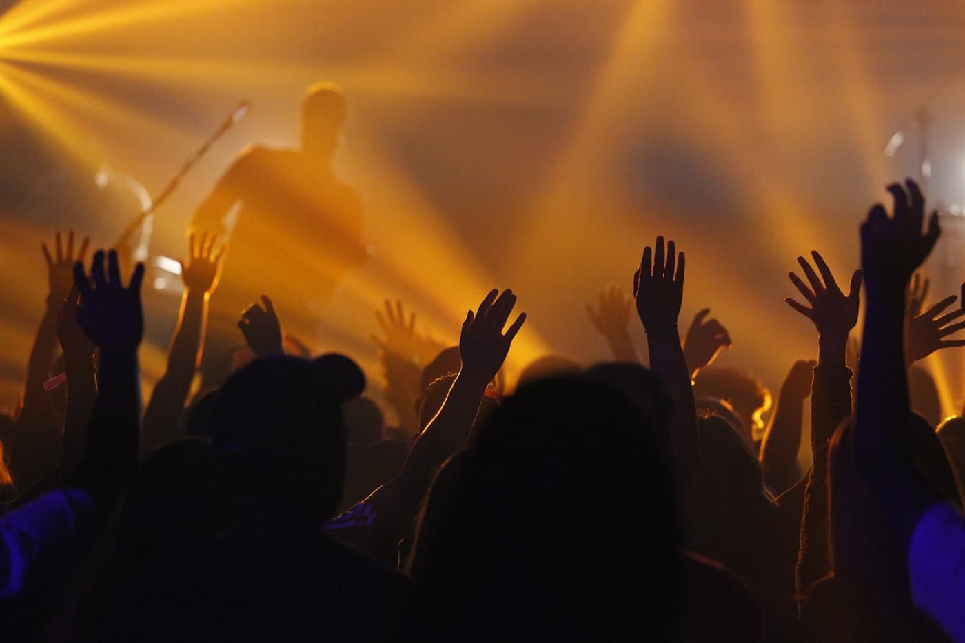 A banda tocando no palco, luzes acesas