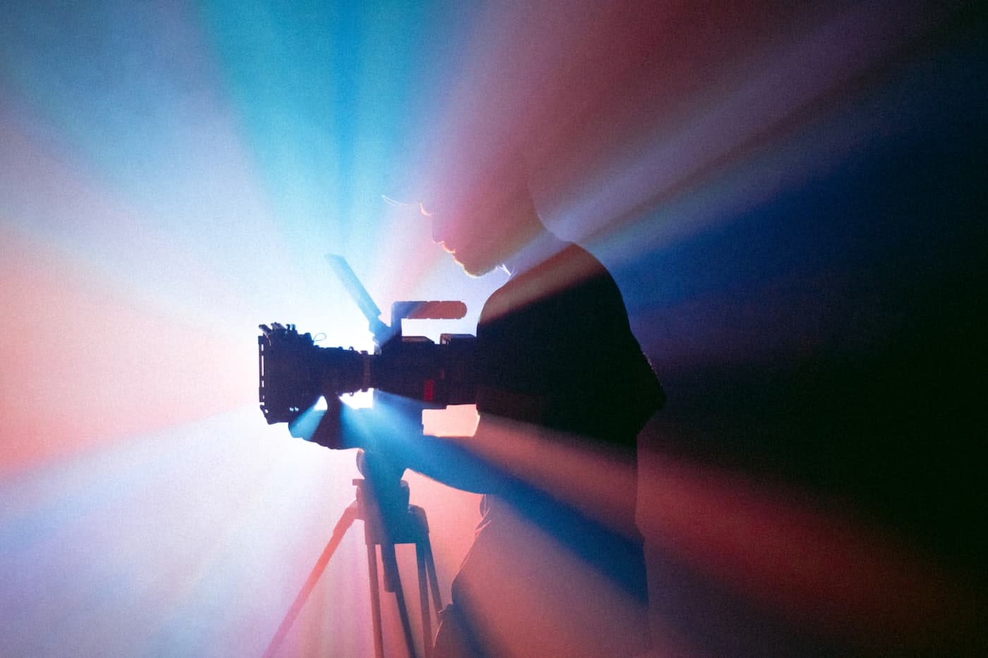 A equipe de midia com a camera em maos