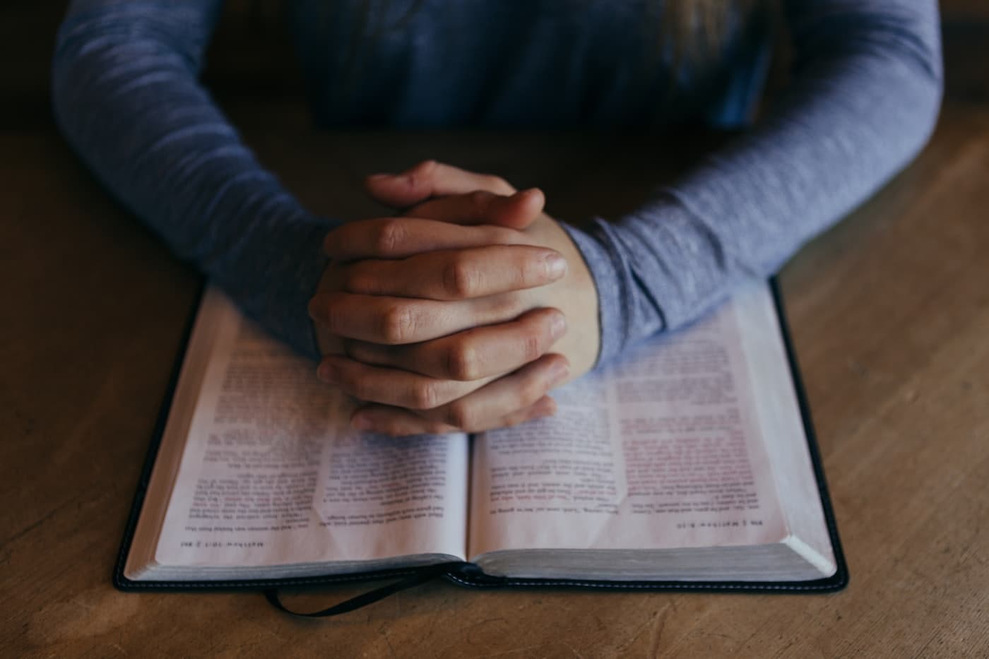 Uma Biblia aberta sobre o colo de alguem